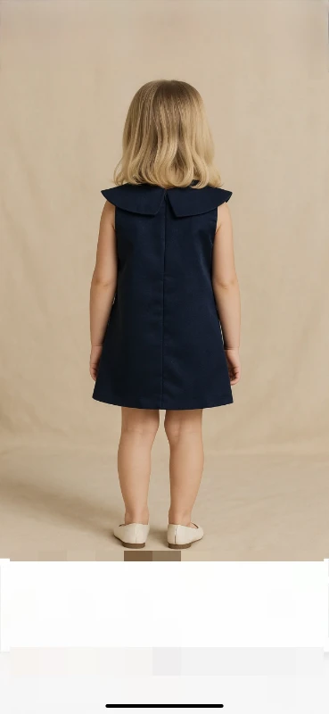 Yakası fiyonklu elbise 